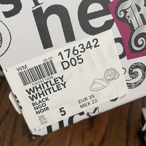 Basic Sandals with Scalloped Detail Straps - Picture 3 of 3